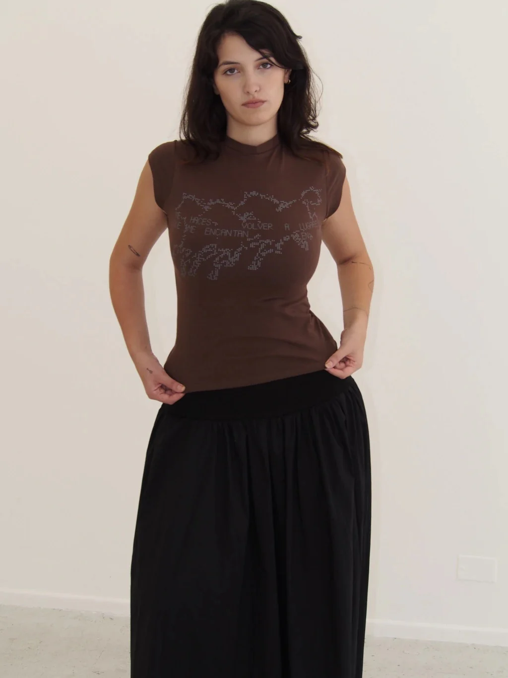 BABY TEE VOLVER - BROWN - Image 7